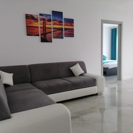 Aqua West Apartment Free Parking- Self Check-In Oradea Extérieur photo
