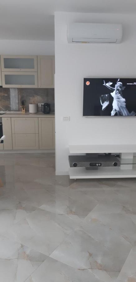 Aqua West Apartment Free Parking- Self Check-In Oradea Extérieur photo