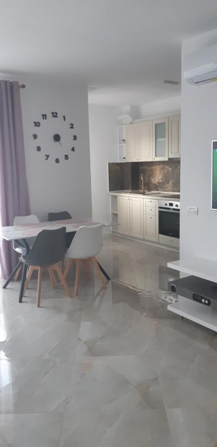 Aqua West Apartment Free Parking- Self Check-In Oradea Extérieur photo