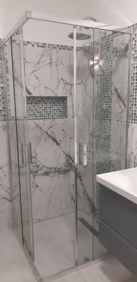 Aqua West Apartment Free Parking- Self Check-In Oradea Extérieur photo
