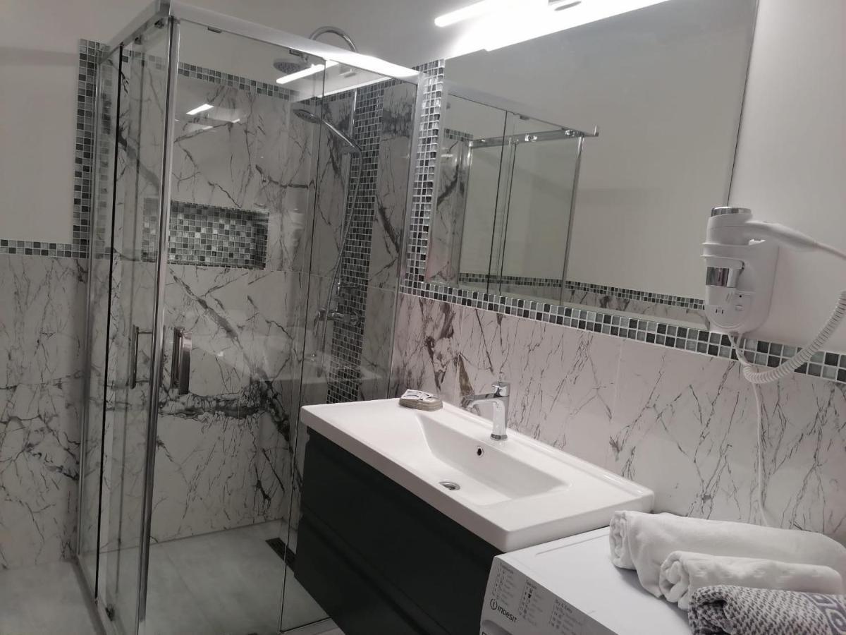 Aqua West Apartment Free Parking- Self Check-In Oradea Extérieur photo