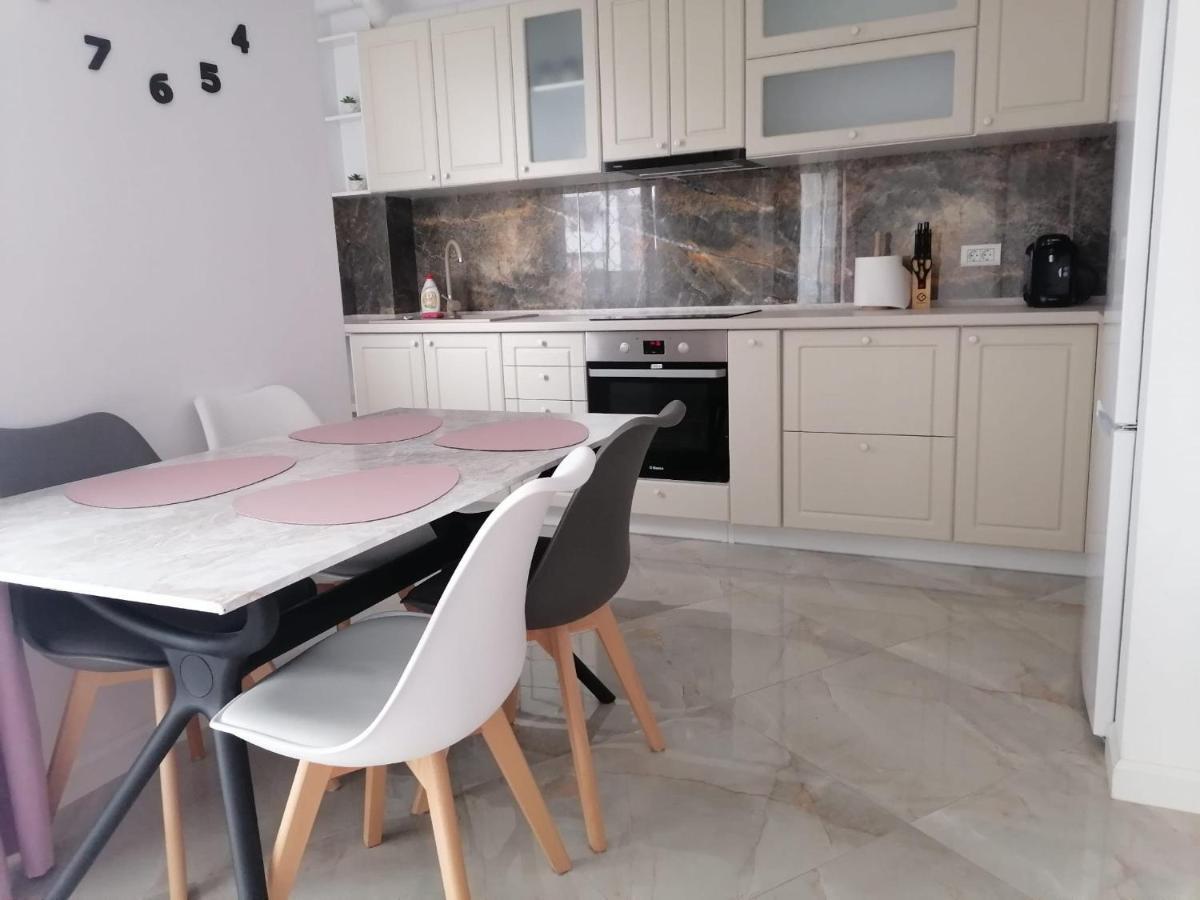 Aqua West Apartment Free Parking- Self Check-In Oradea Extérieur photo