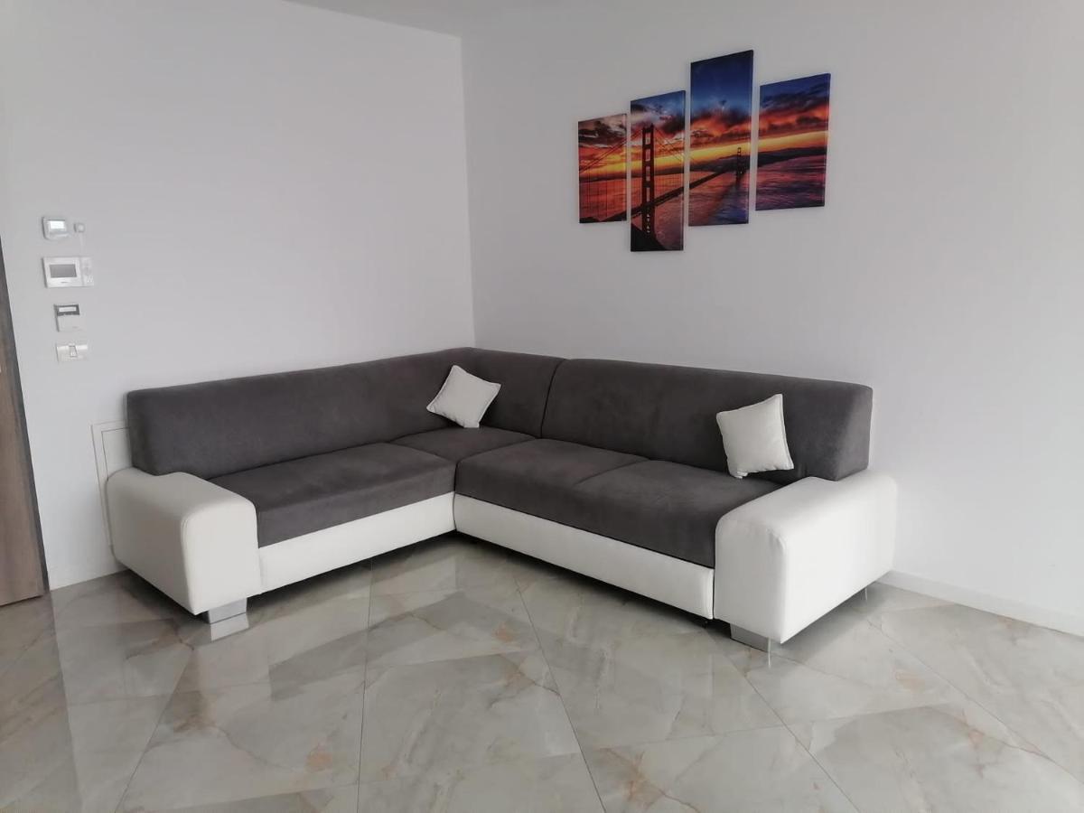 Aqua West Apartment Free Parking- Self Check-In Oradea Extérieur photo